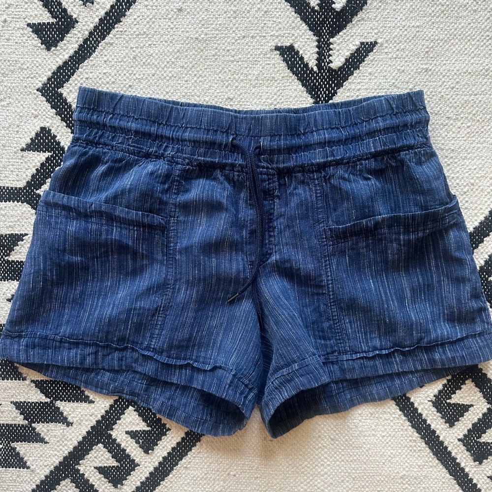 💯 Authentic Athleta 100% Linen Blue Cargo Shorts with Elastic Waistband Size 10